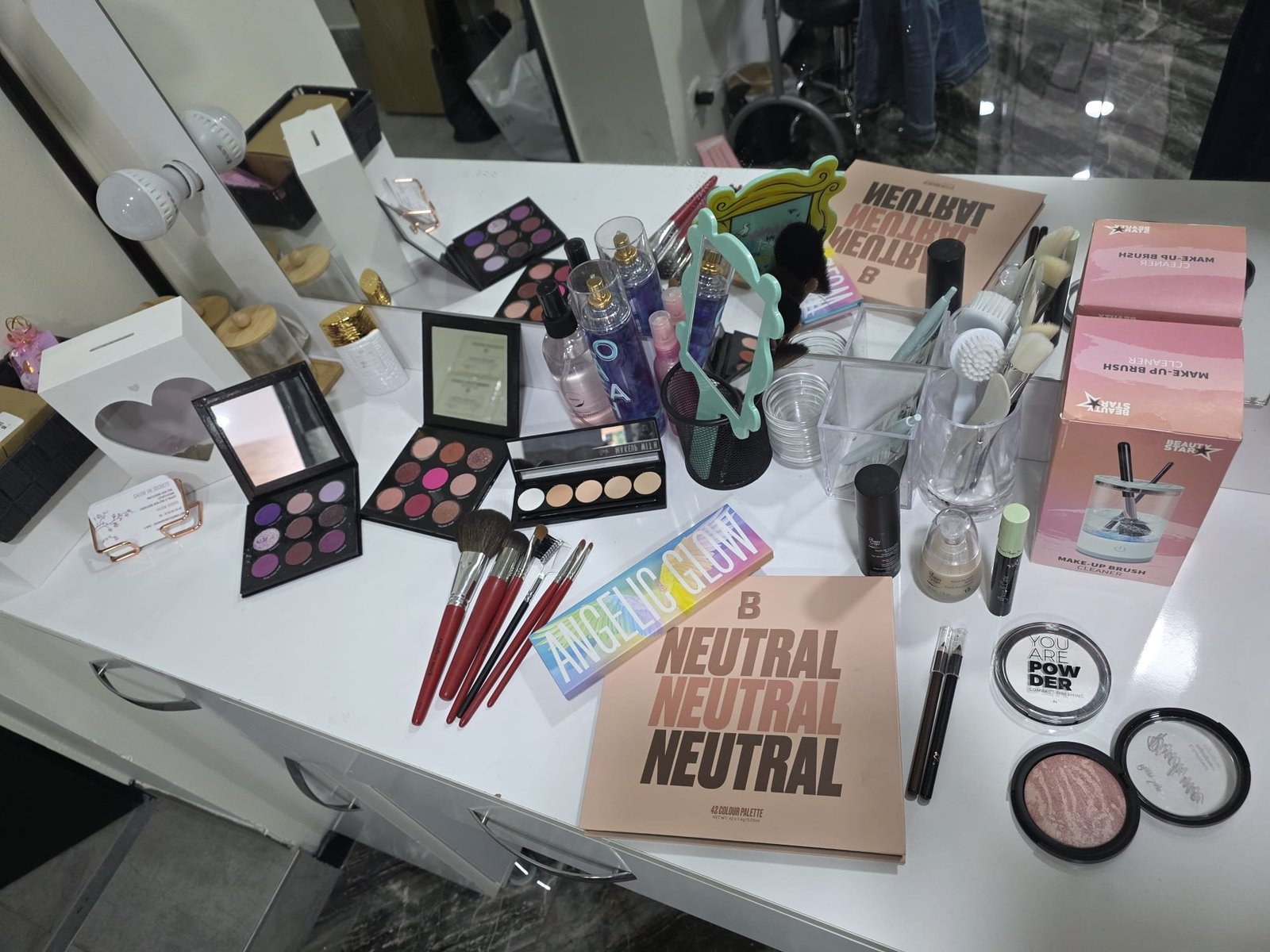 Miroir de maquillage professionnel éclairé pour une mise en beauté