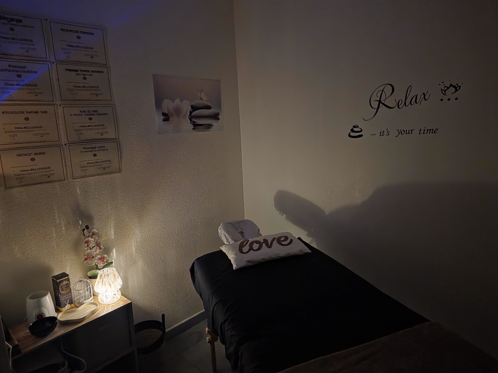 Cabine de massage intime avec table confortable, ambiance zen