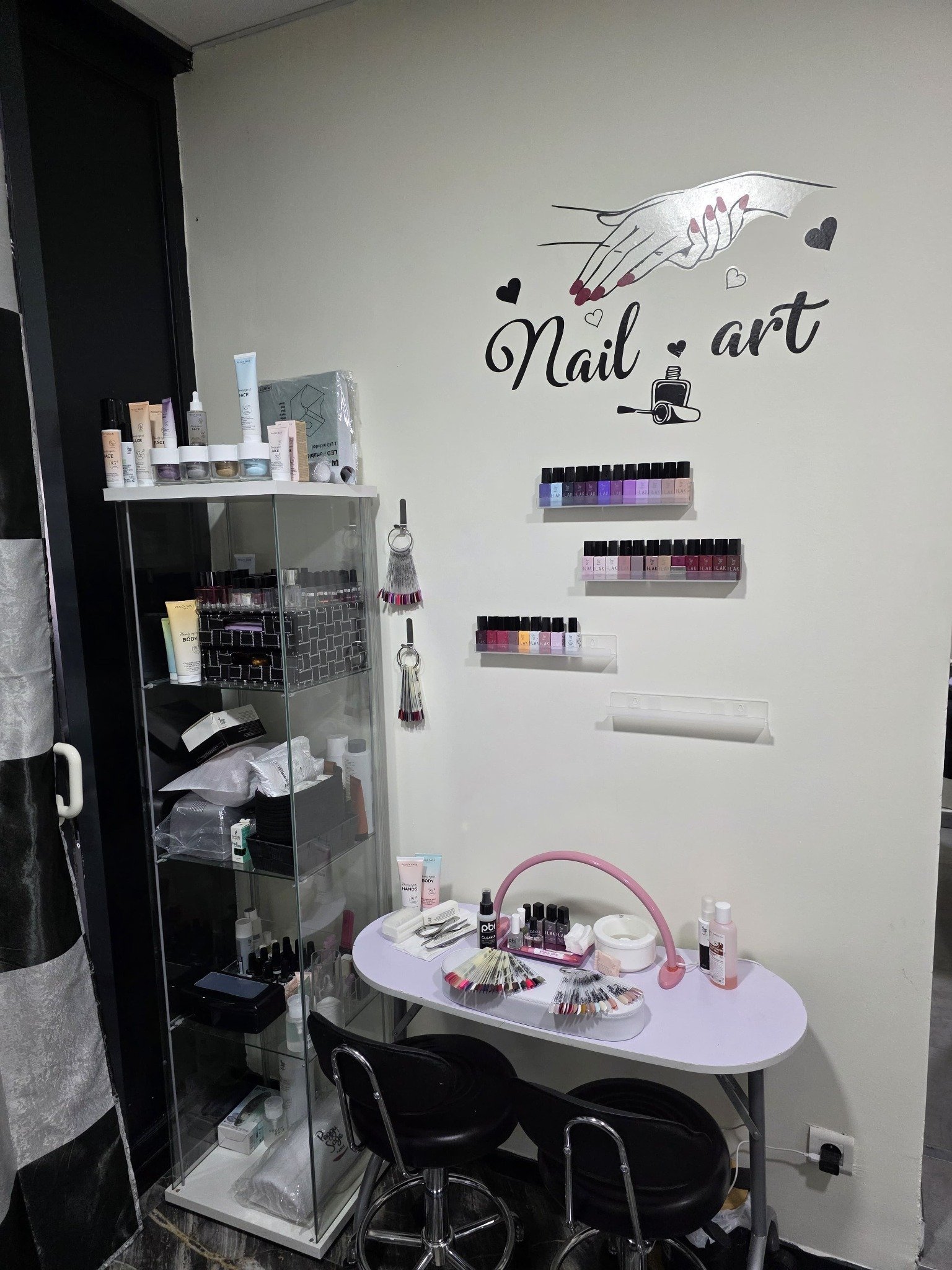 Poste de manucure soigné avec une sélection de vernis de qualité