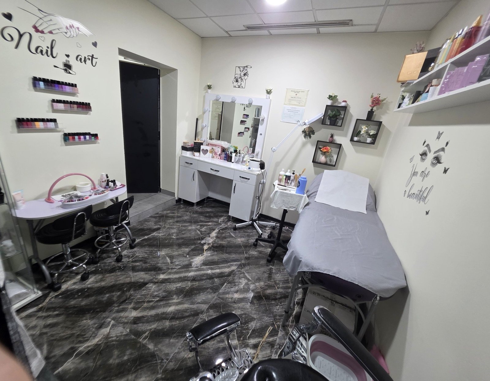 Verena Hajem, fondatrice souriante du Salon VK Secrets à Strasbourg Neuhof